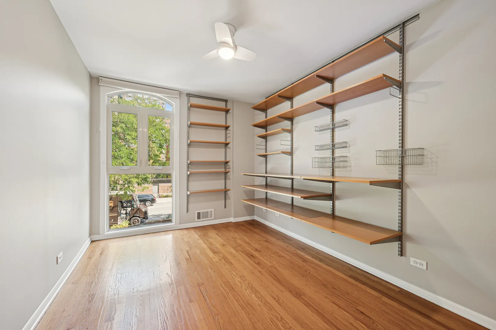 1333 N Sandburg Terrace IL