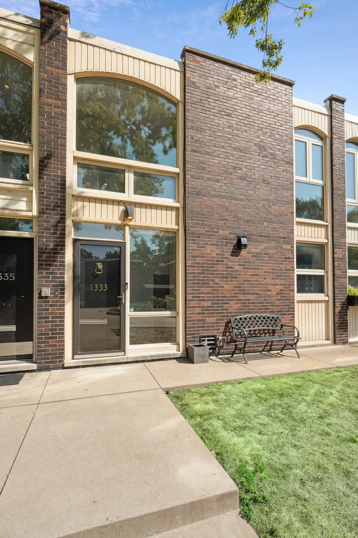 1333 N Sandburg Terrace IL