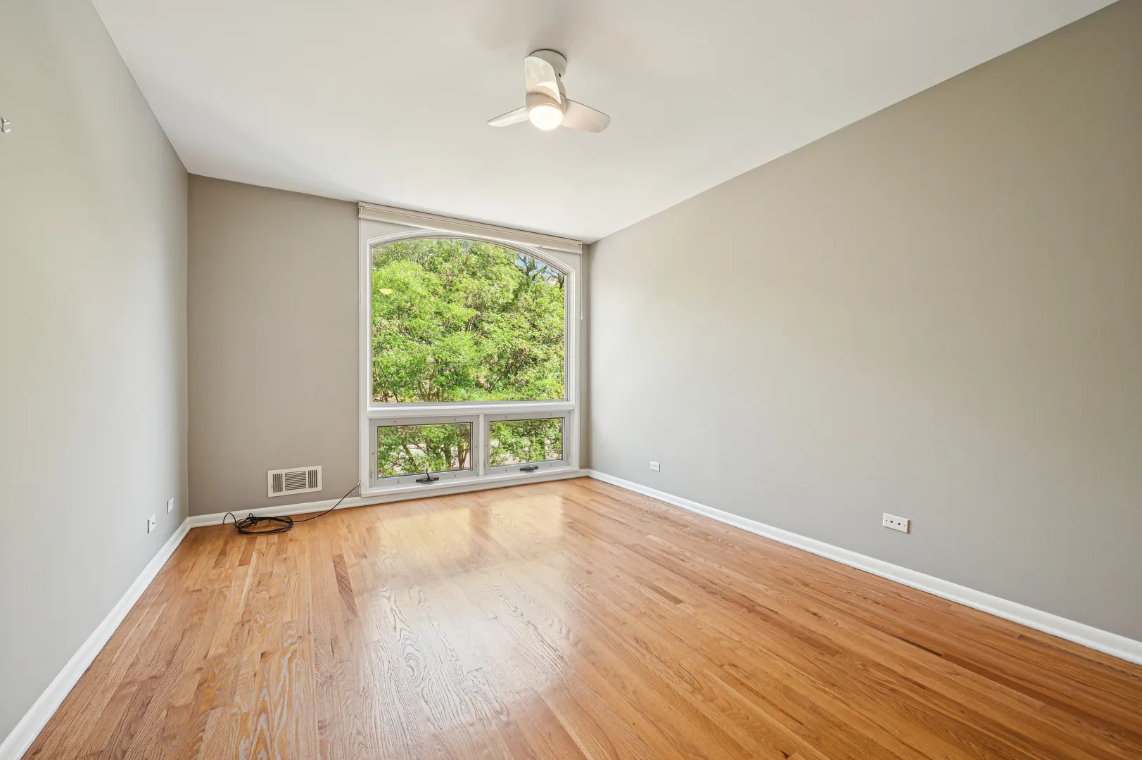 1333 N Sandburg Terrace IL