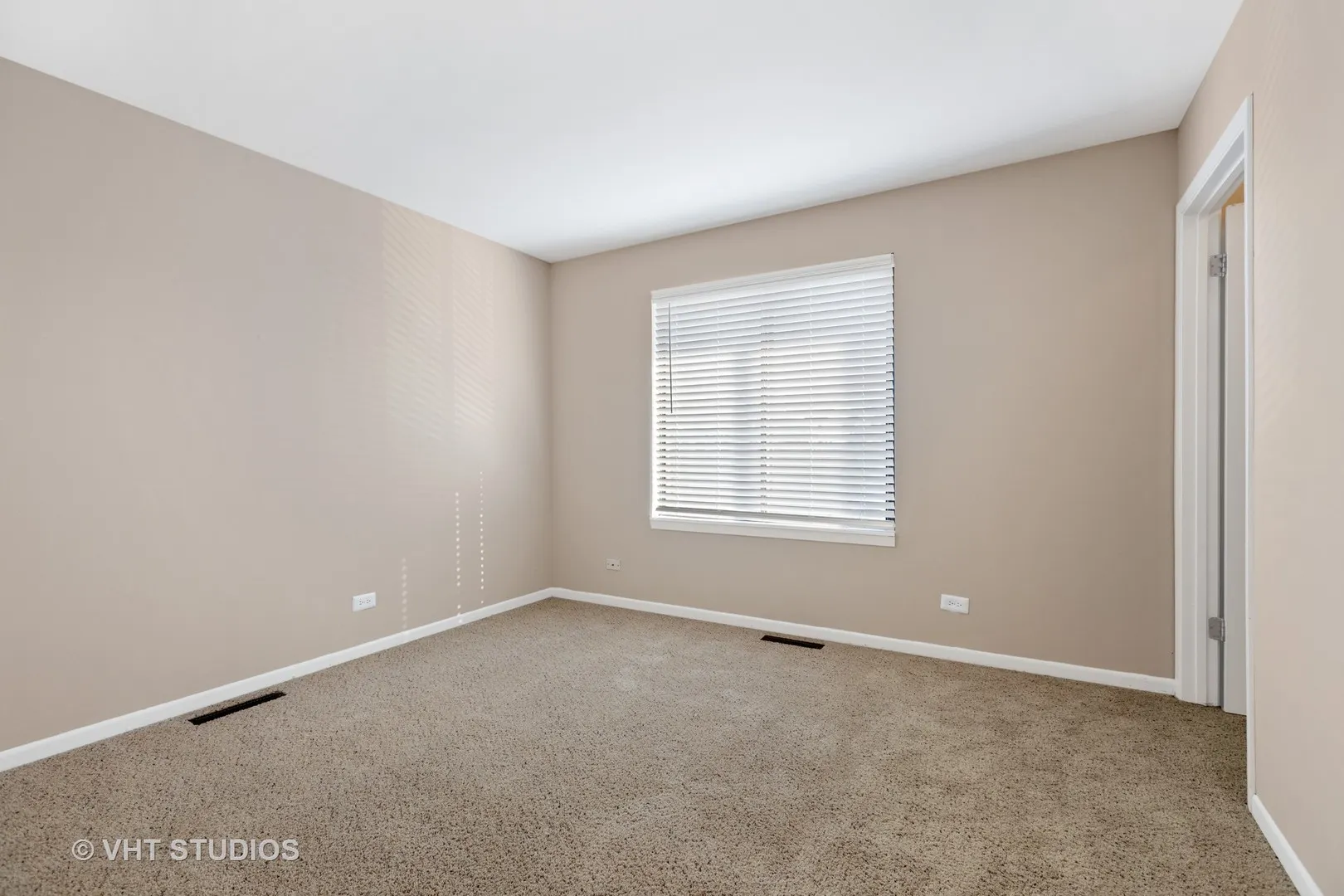 1507 Westminster Drive 105 IL
