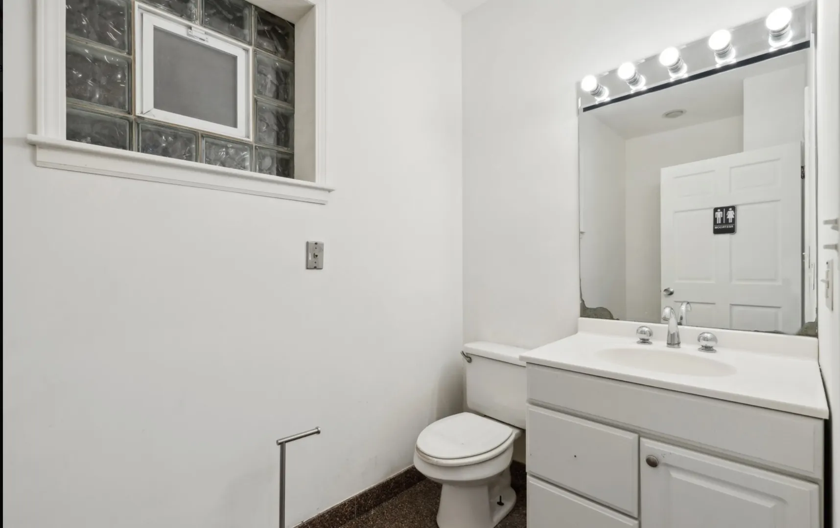 3043 N Ashland Avenue Store IL