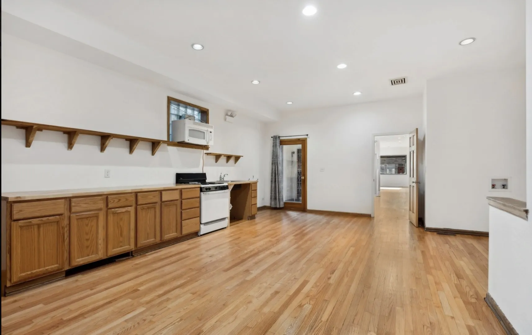 3043 N Ashland Avenue Store IL