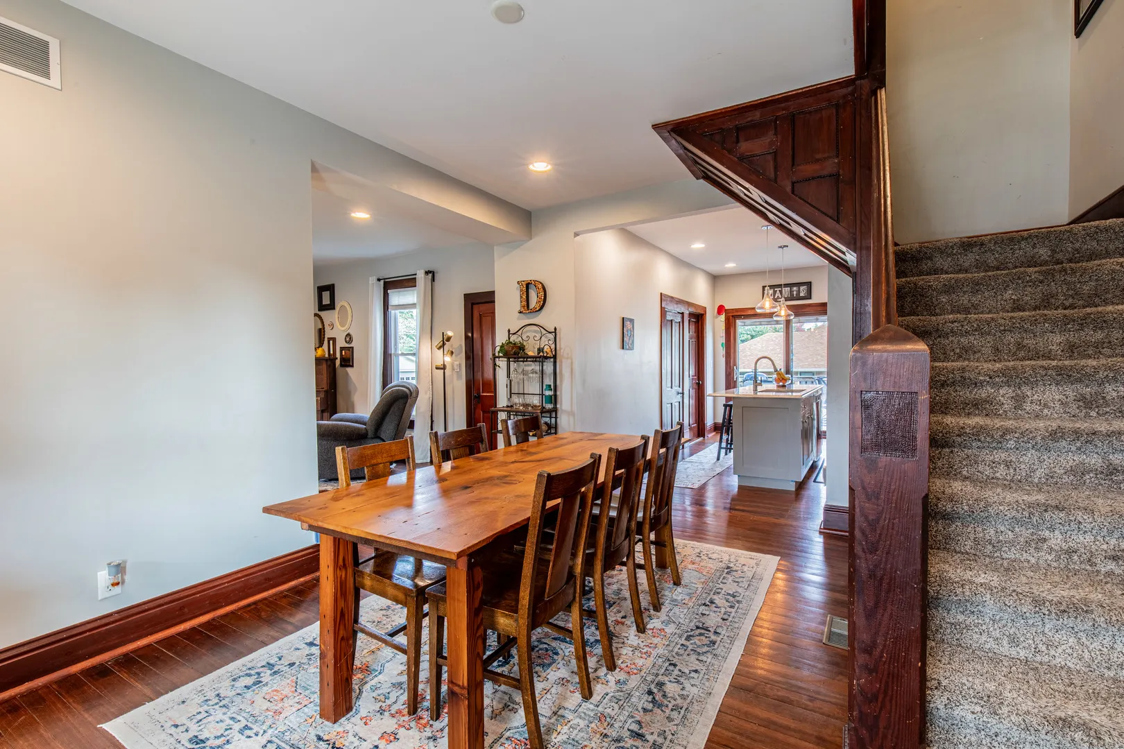 823 W Central Avenue IL