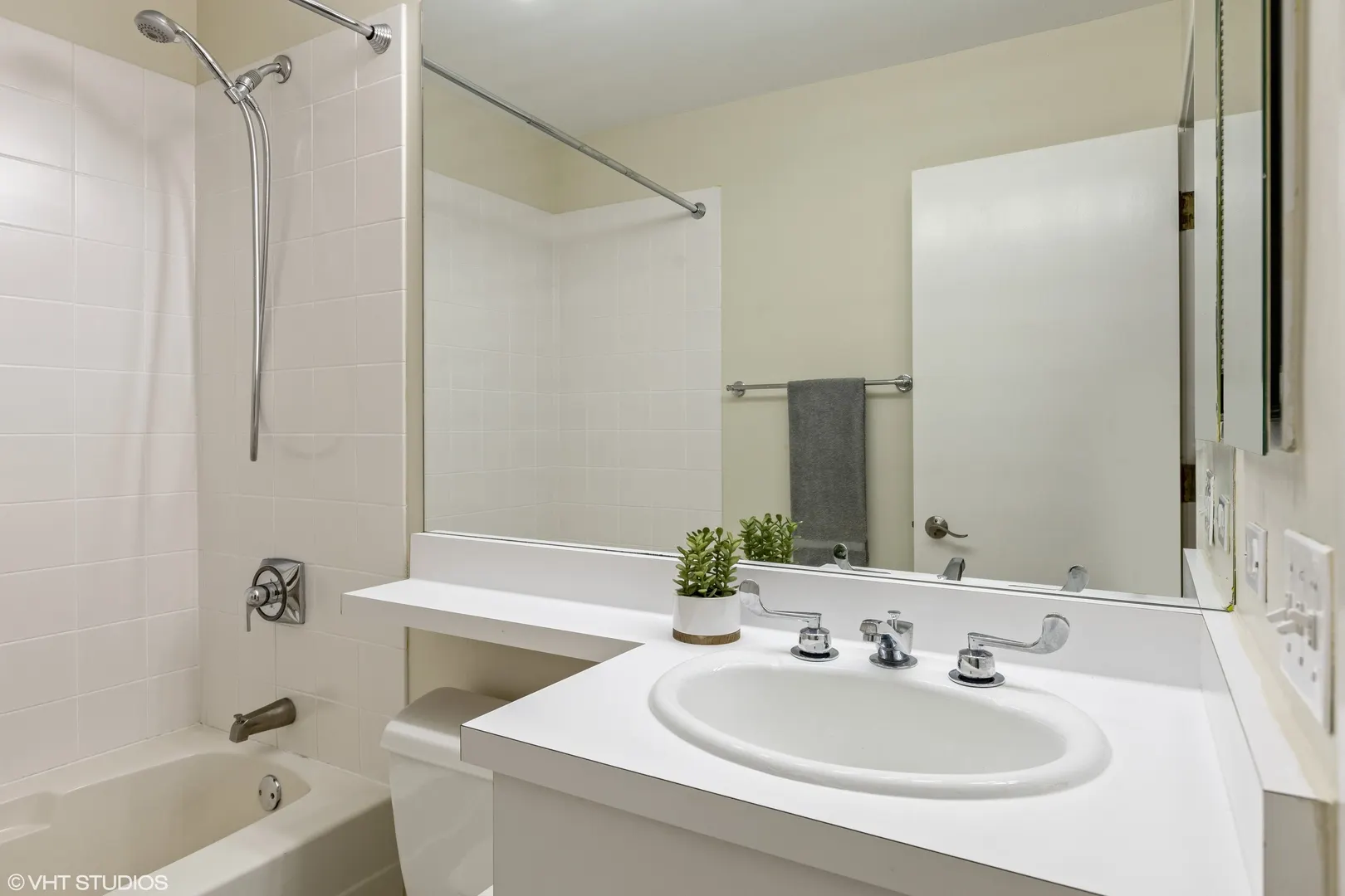 2675 N Greenview Avenue C IL