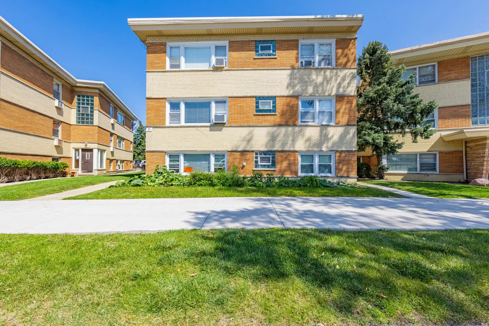 39 W Conti Parkway 1S IL