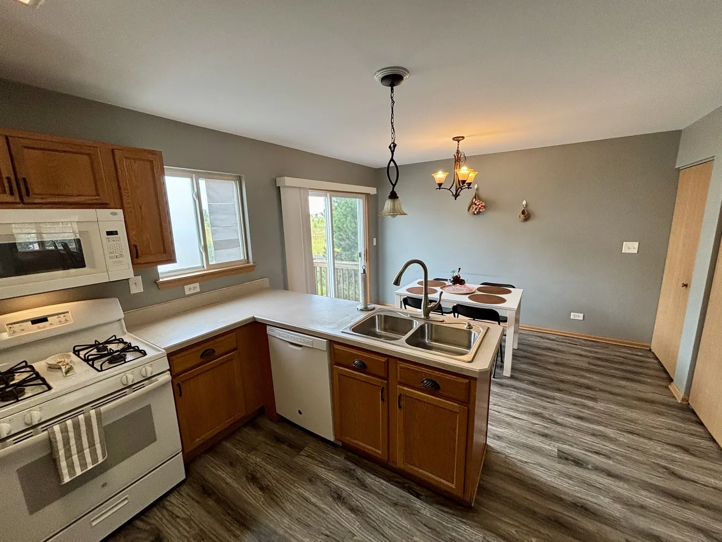 906 Clover Lane IL
