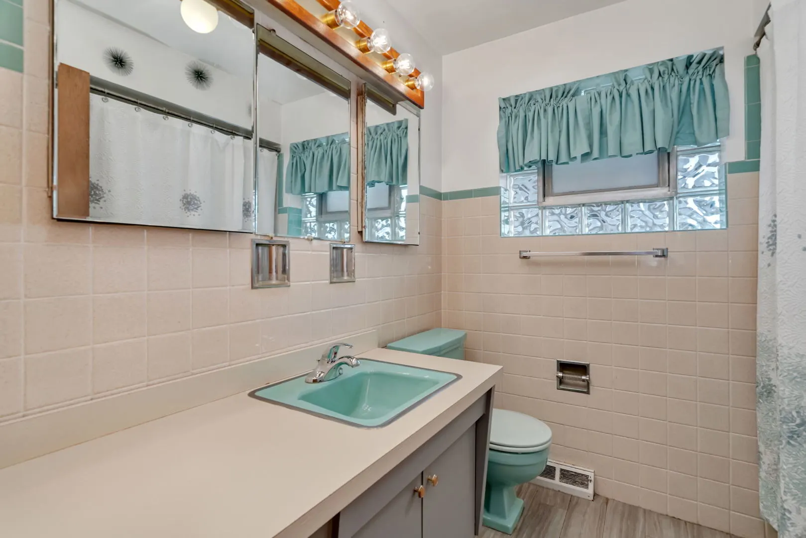 8844 S Francisco Avenue IL