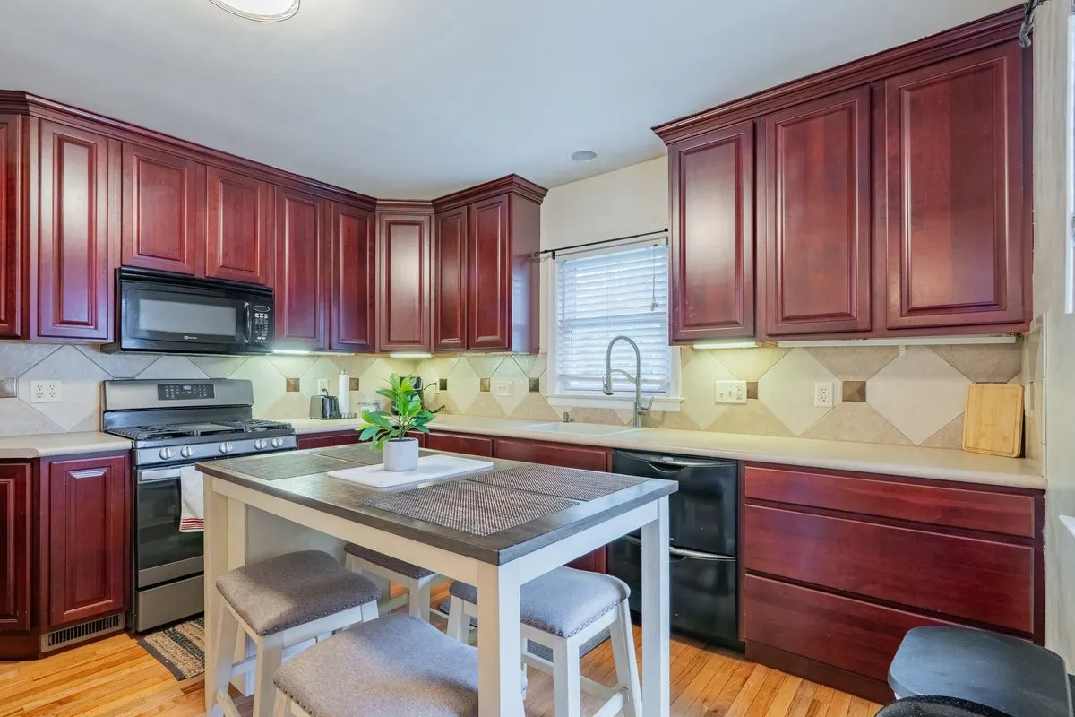 4 University Court IL