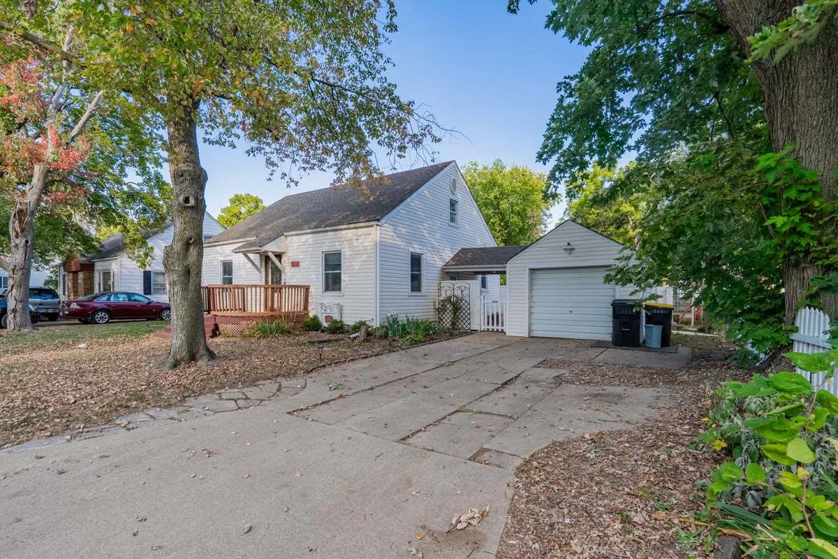 4 University Court IL
