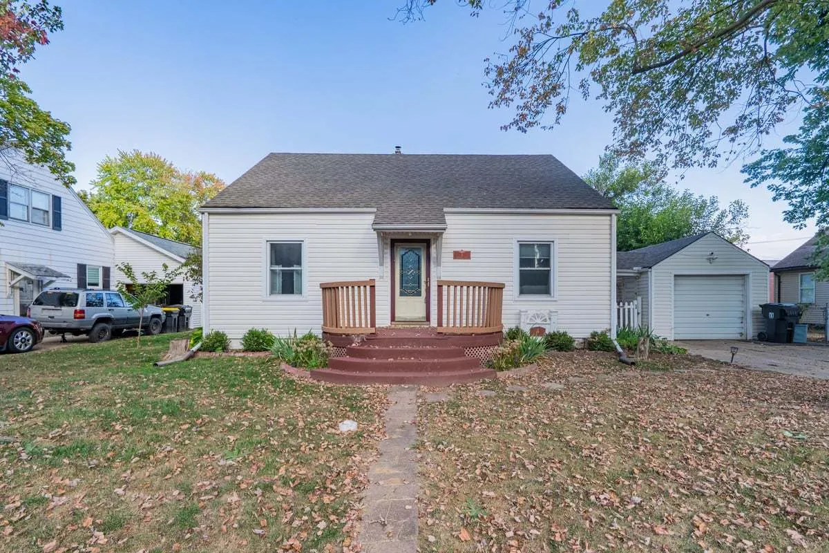4 University Court IL