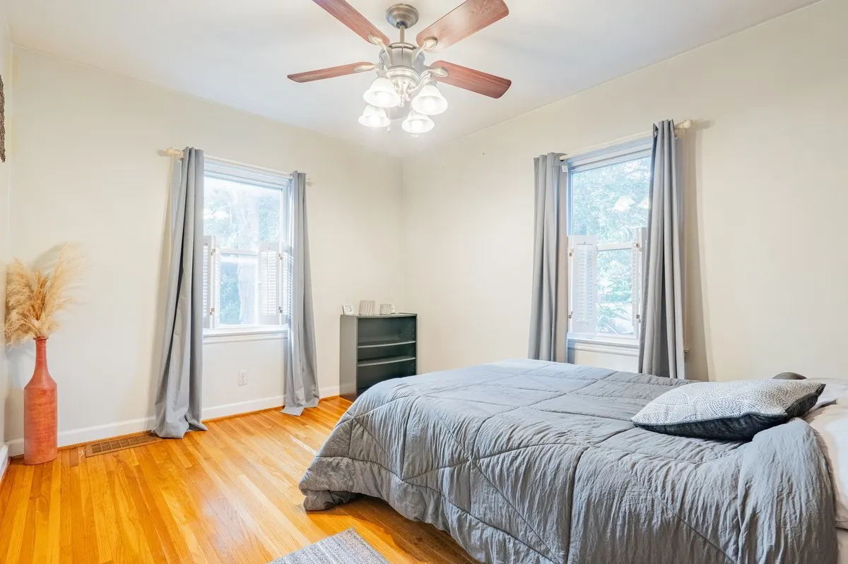 4 University Court IL