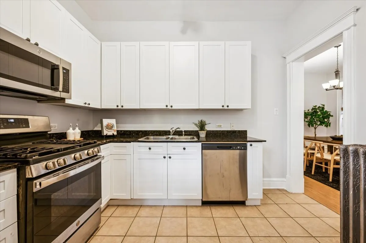 727 W Aldine Avenue 1 IL