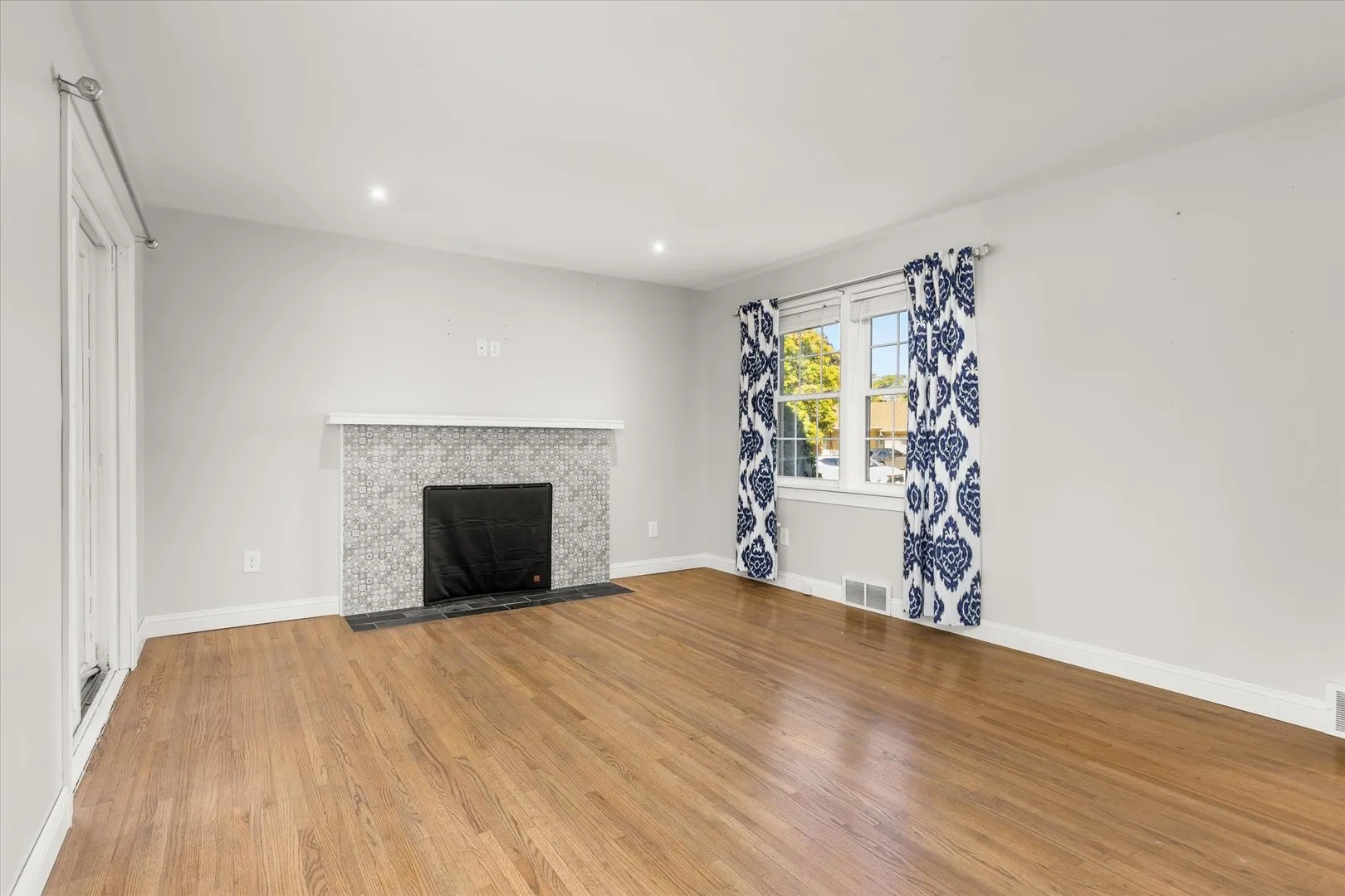 1307 E Hickory Street IL