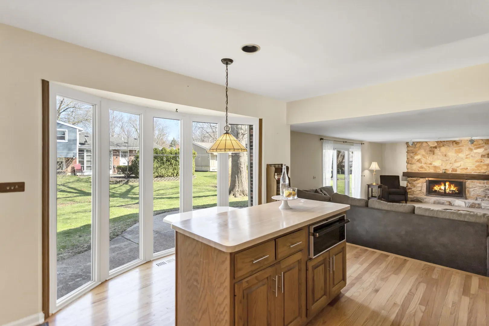 915 N Saratoga Drive IL