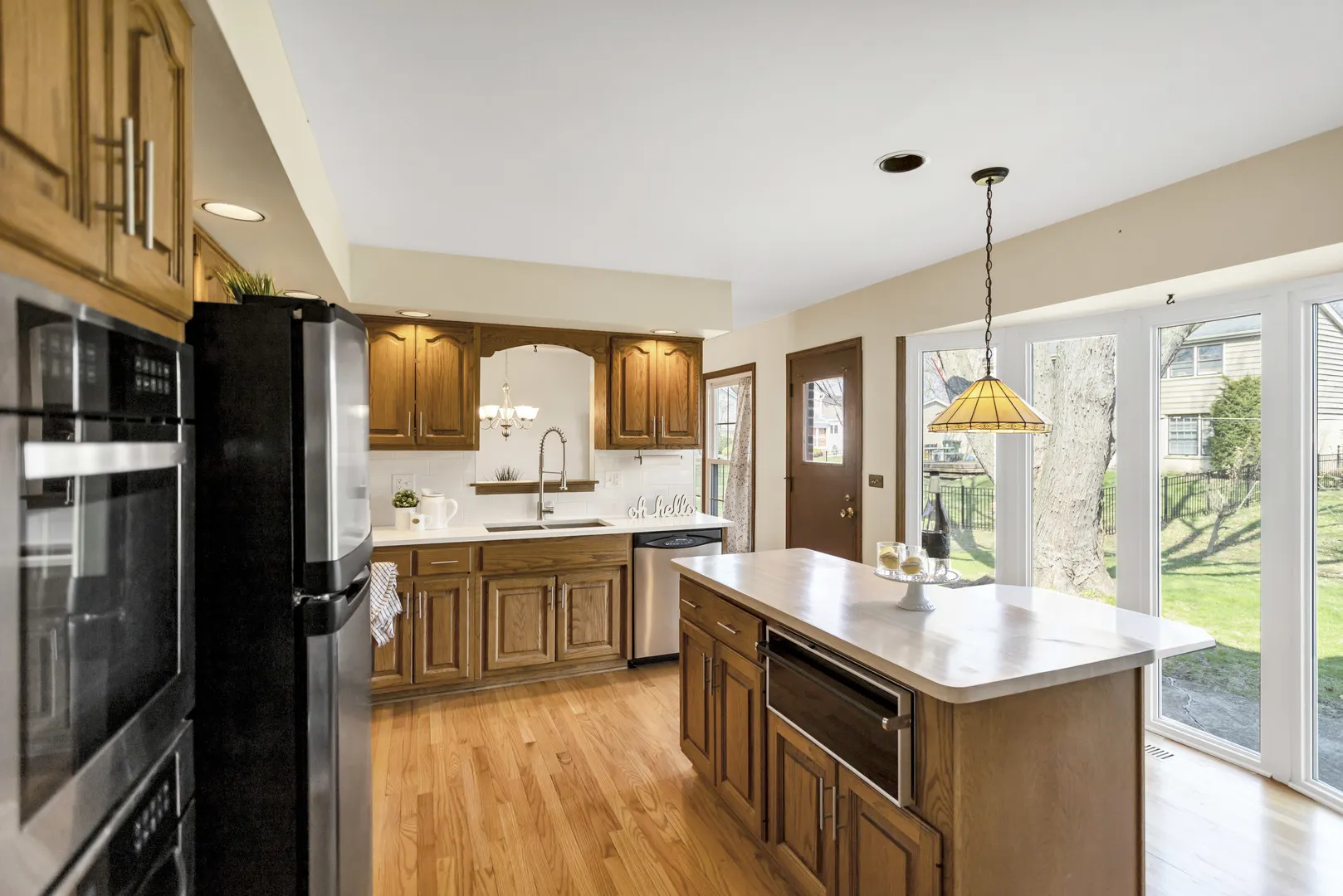 915 N Saratoga Drive IL