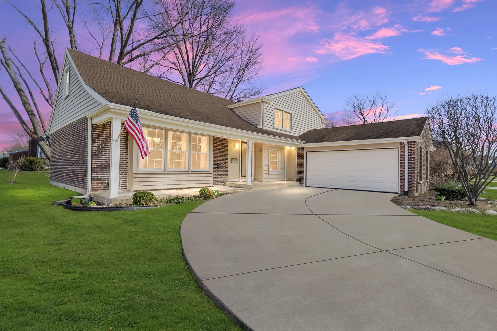 915 N Saratoga Drive IL