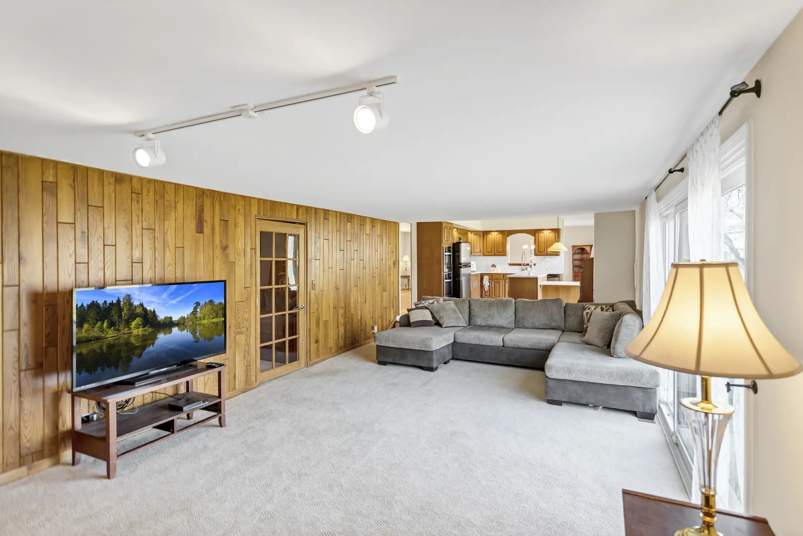 915 N Saratoga Drive IL