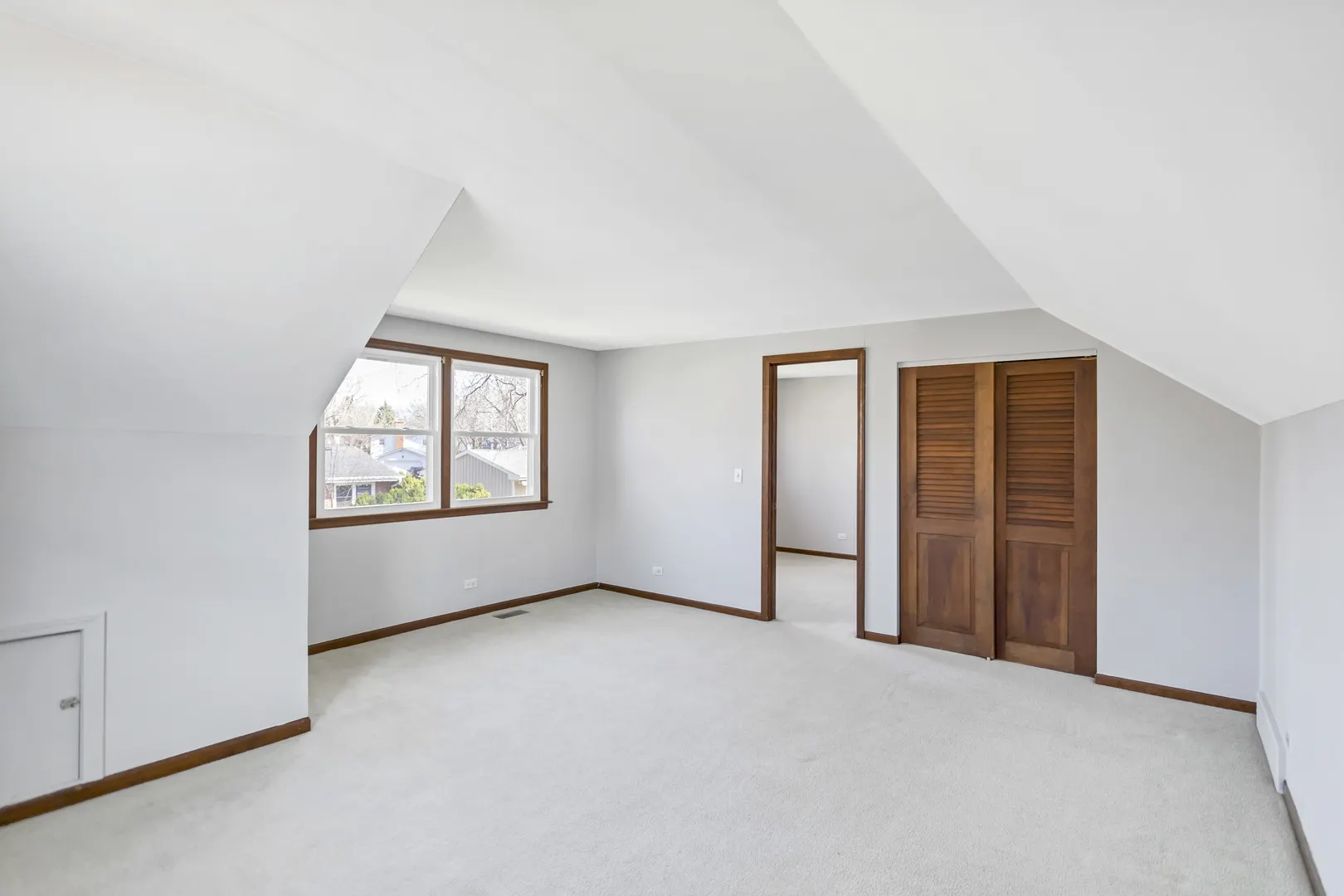 915 N Saratoga Drive IL