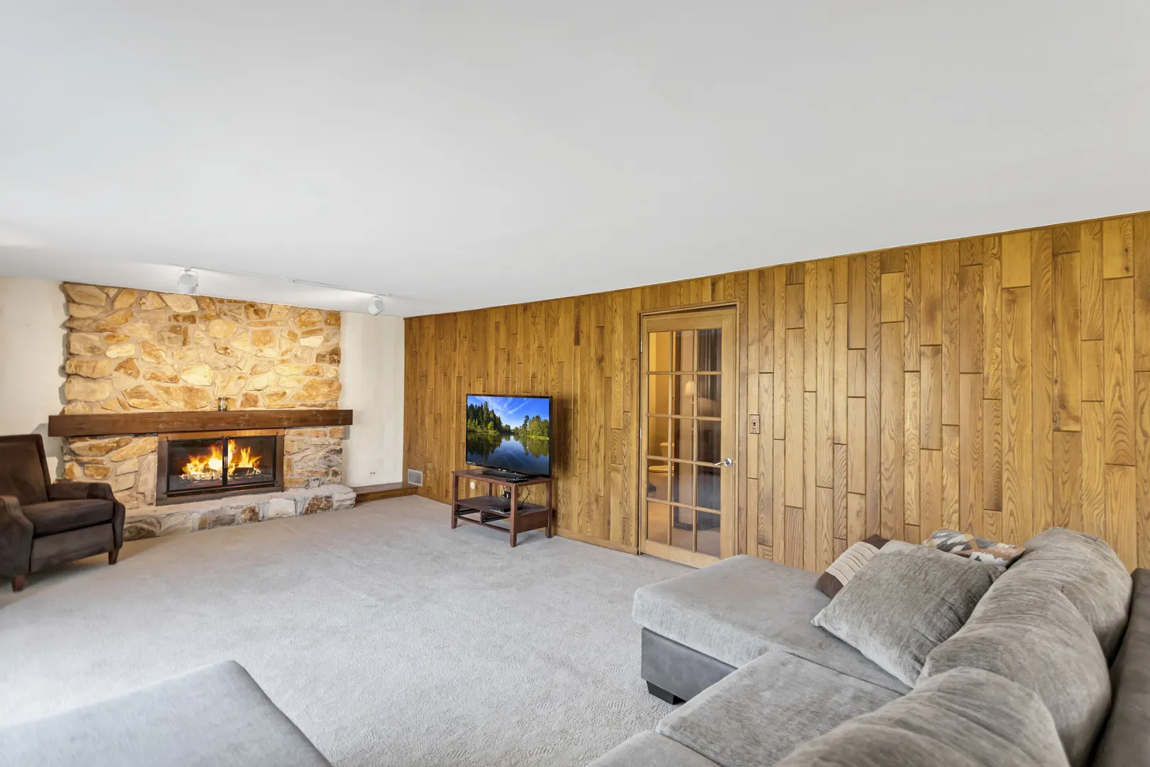 915 N Saratoga Drive IL