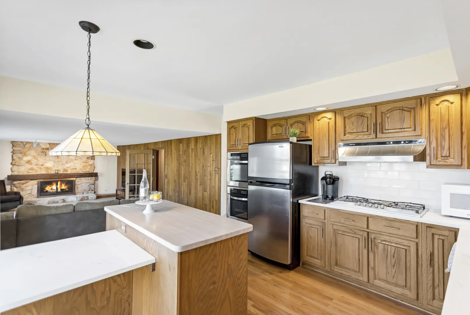 915 N Saratoga Drive IL