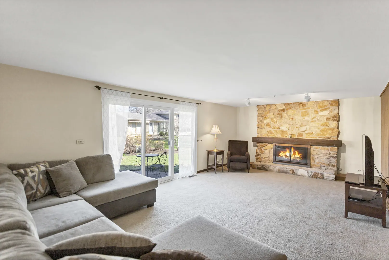 915 N Saratoga Drive IL