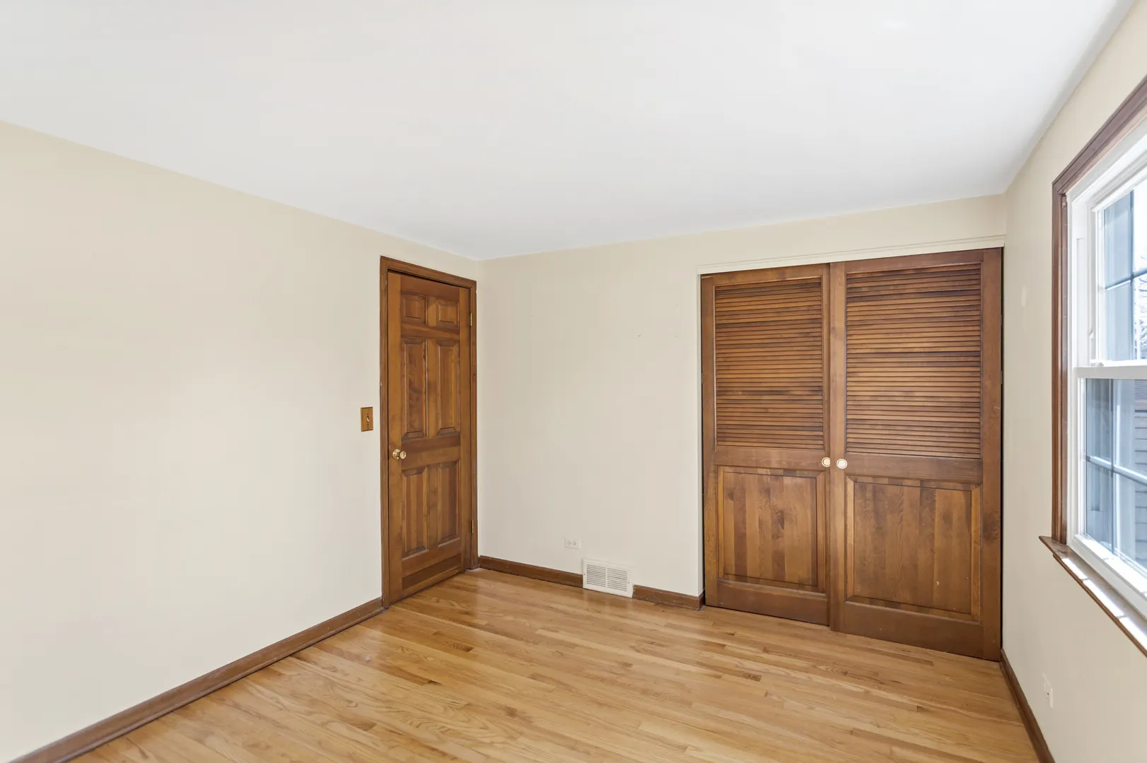 915 N Saratoga Drive IL