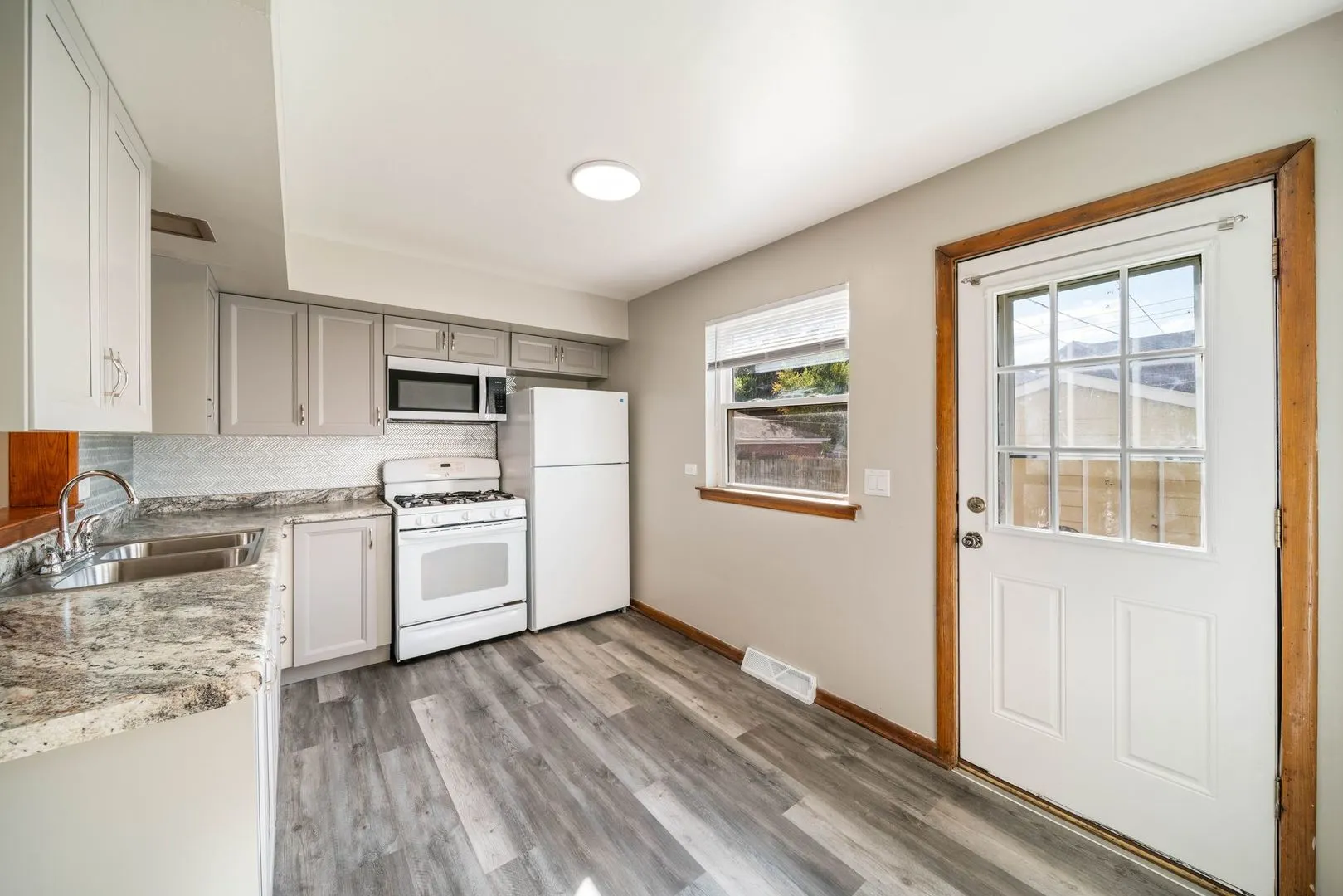 27 E Thorndale Avenue IL