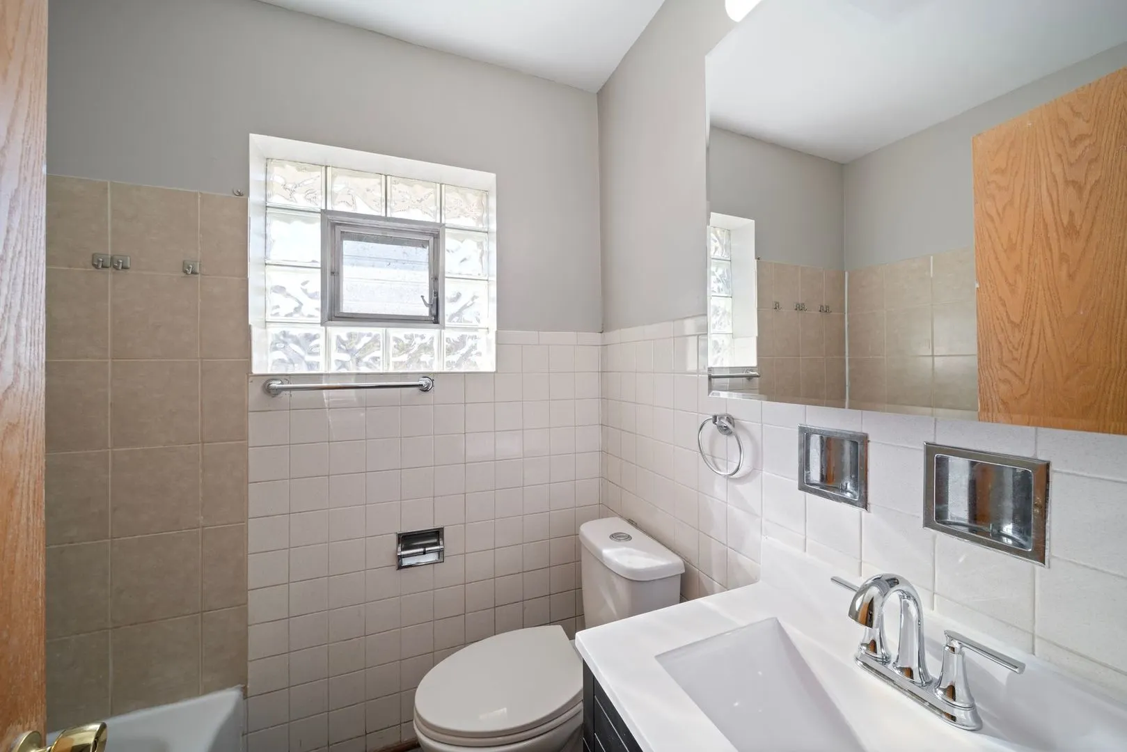 27 E Thorndale Avenue IL