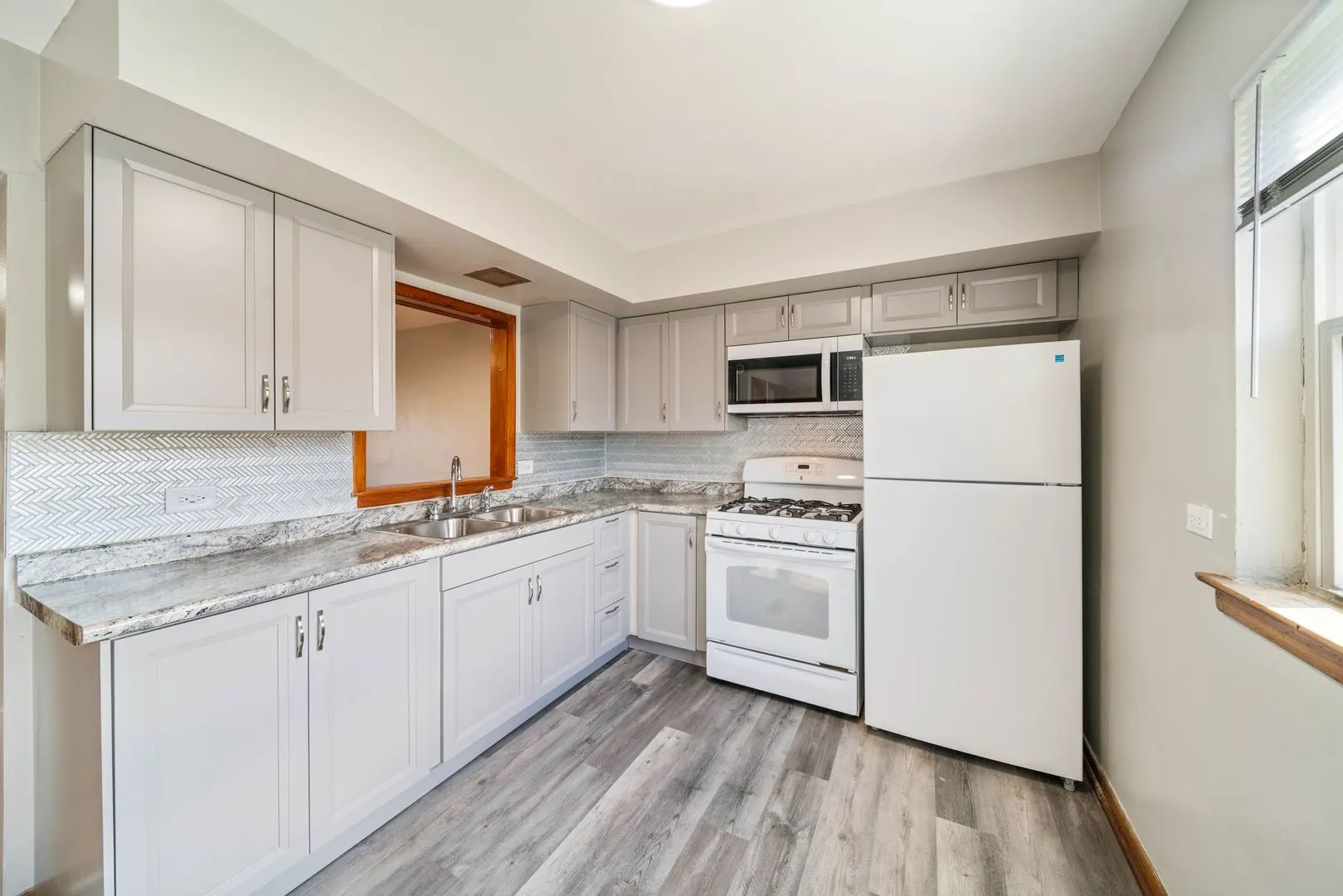 27 E Thorndale Avenue IL