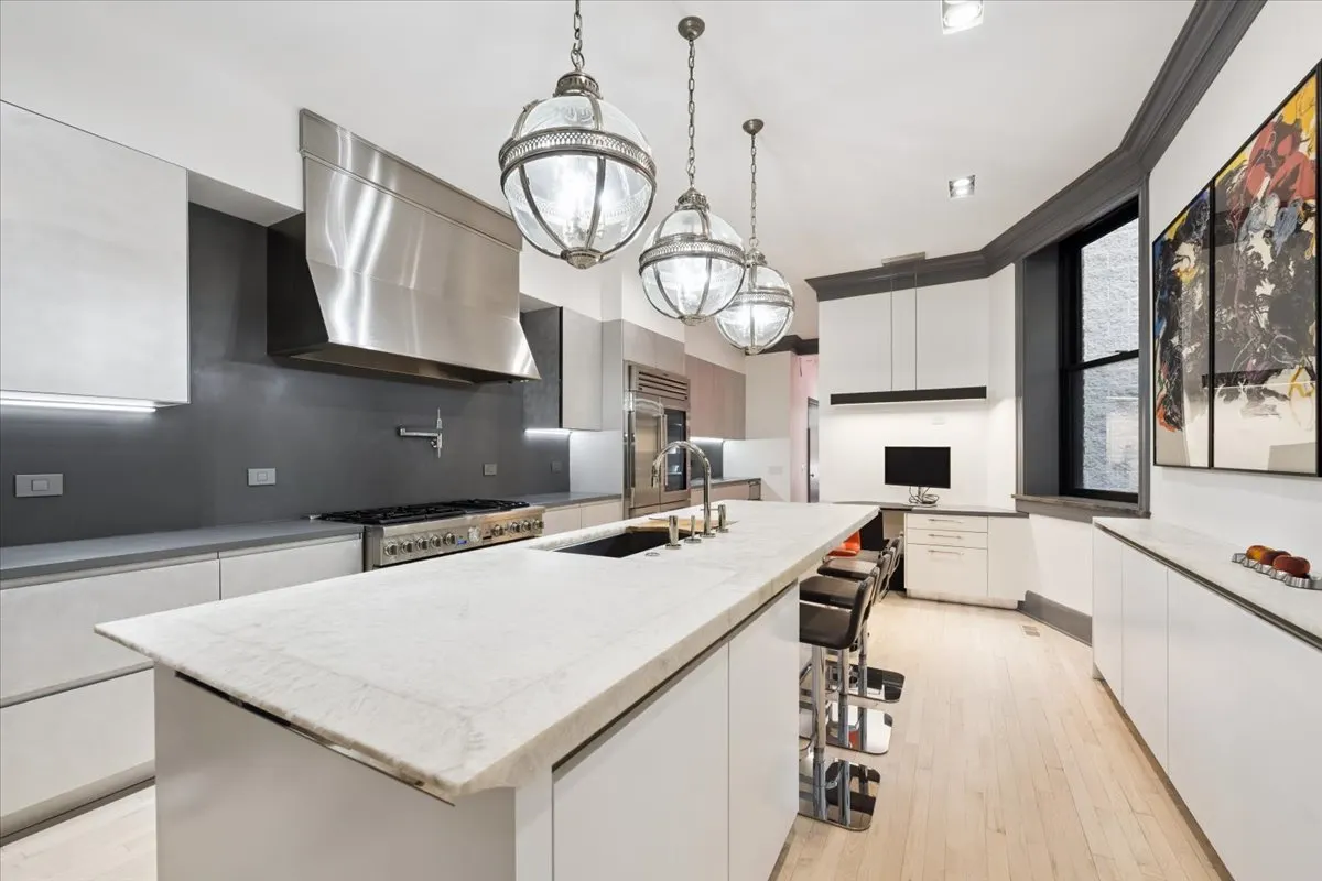 1318 N ASTOR Street IL