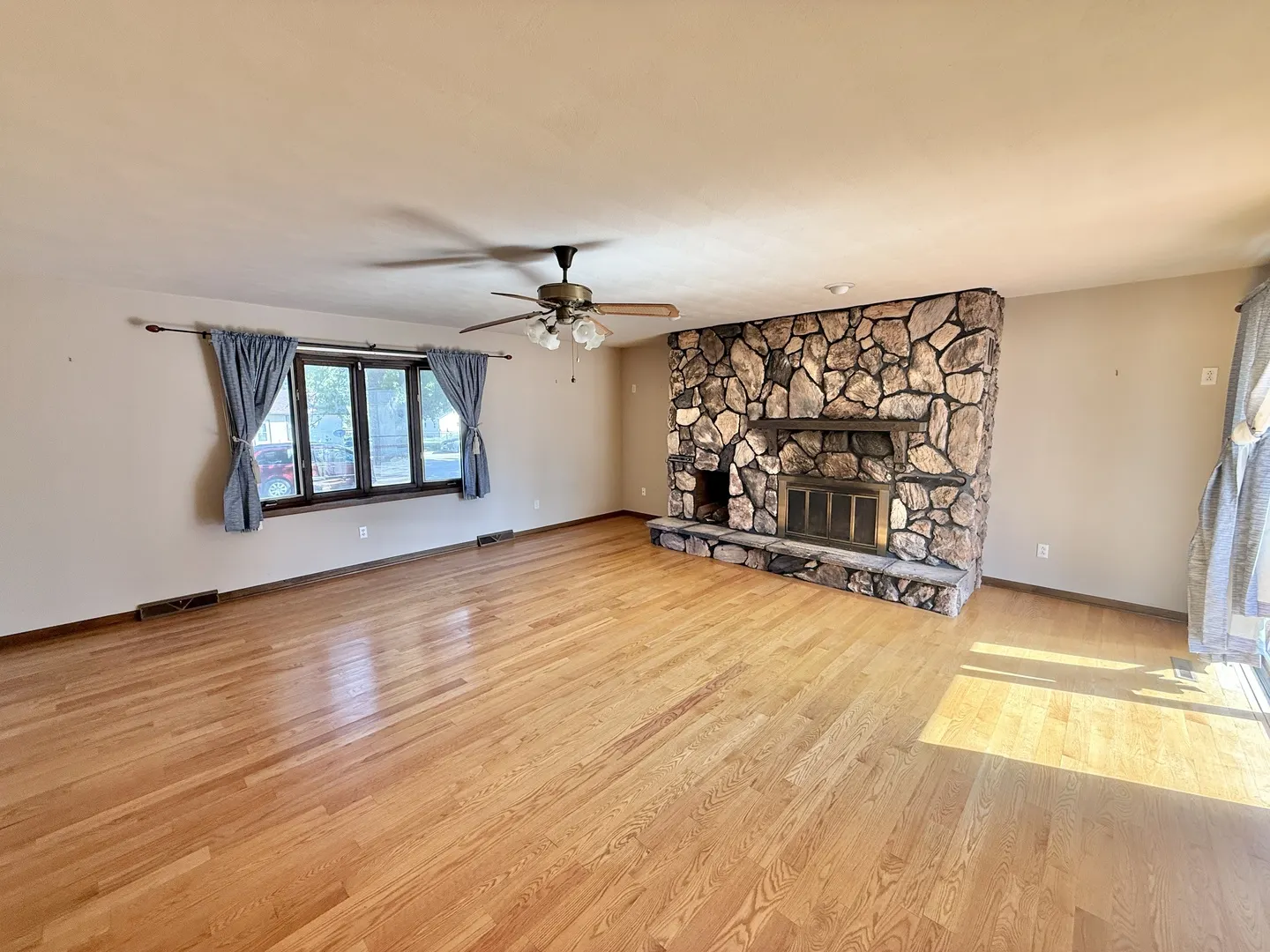 126 W Roosevelt Street IL
