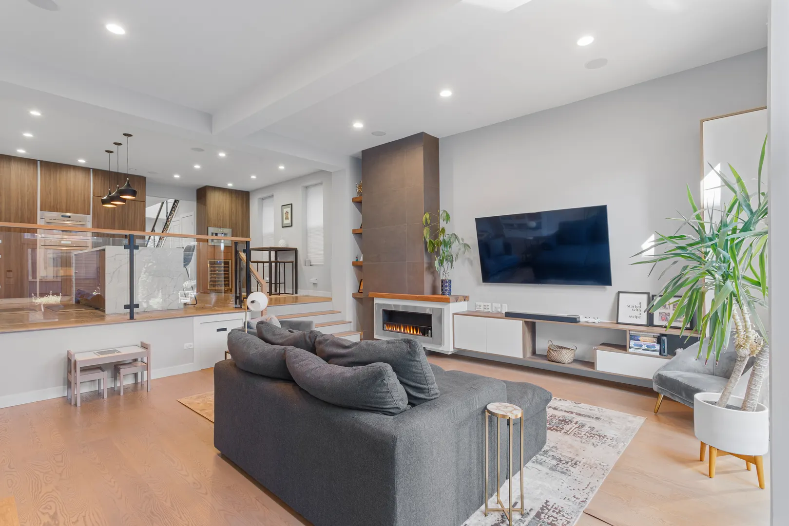 1457 W Walton Street IL