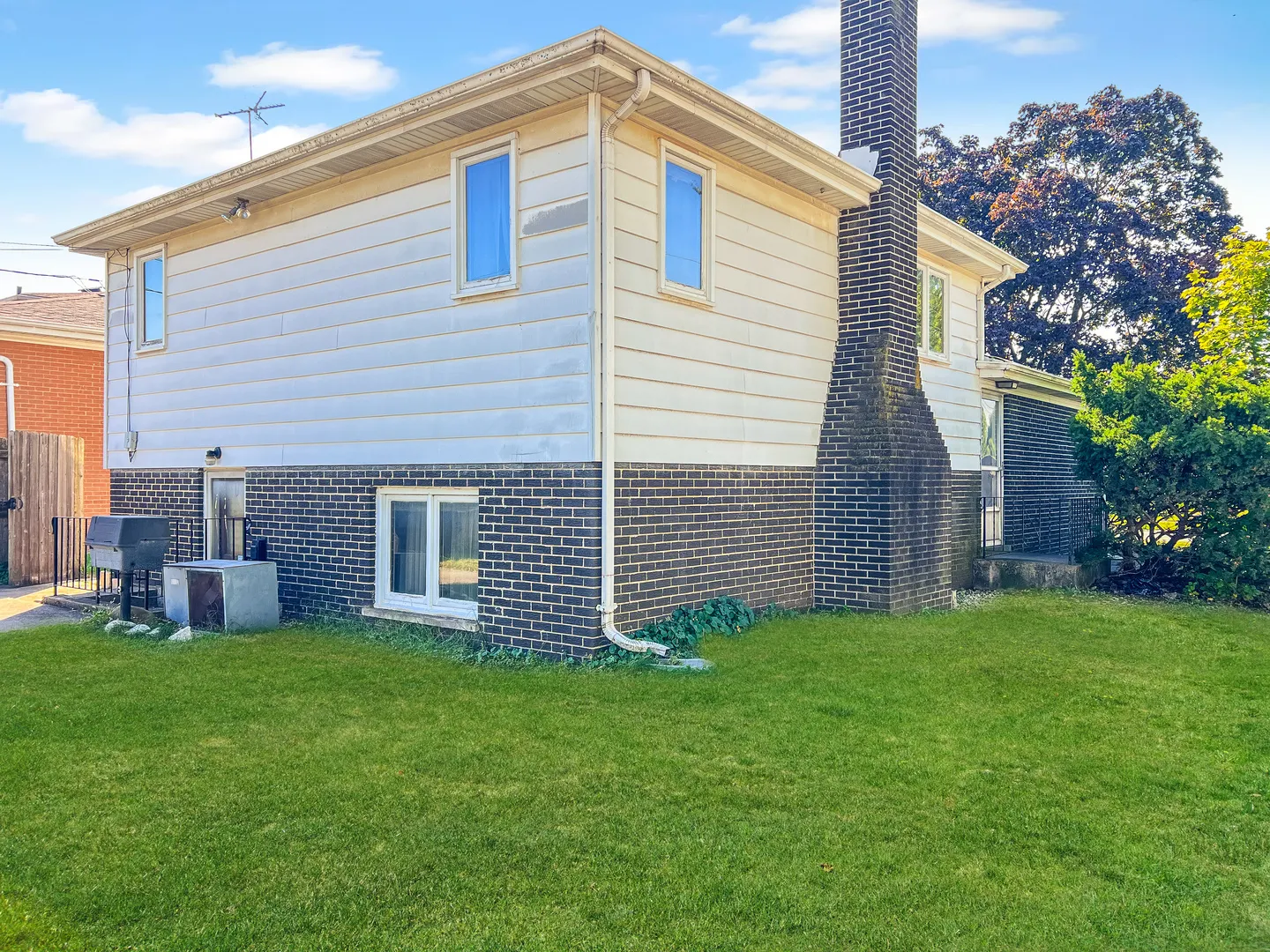 589 Superior Avenue IL