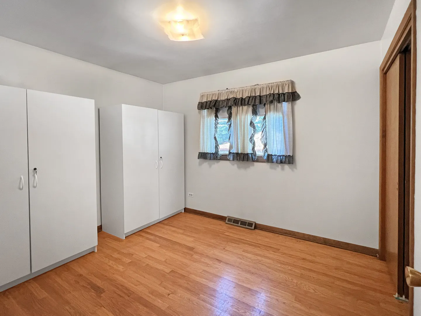 589 Superior Avenue IL