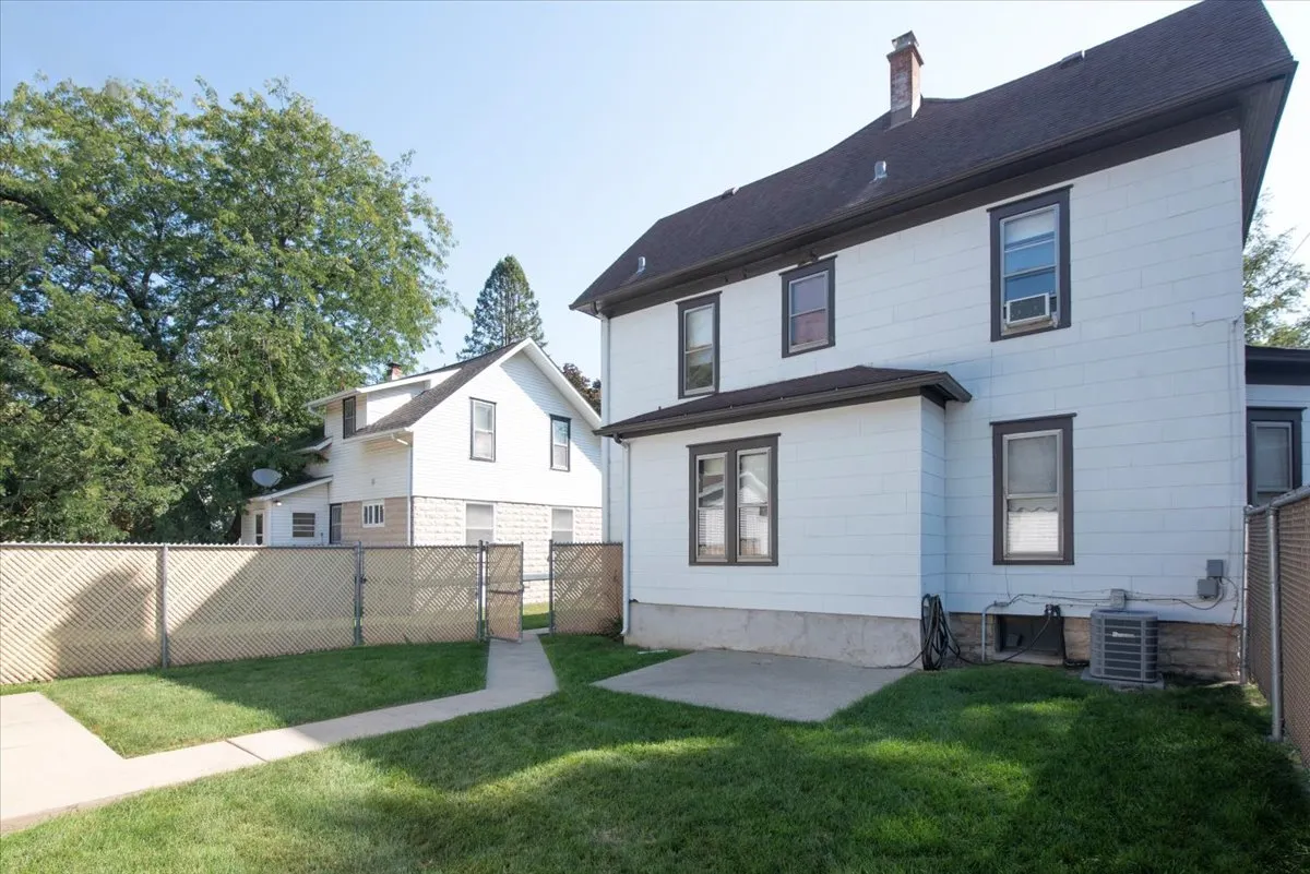 847 S 1st Street IL
