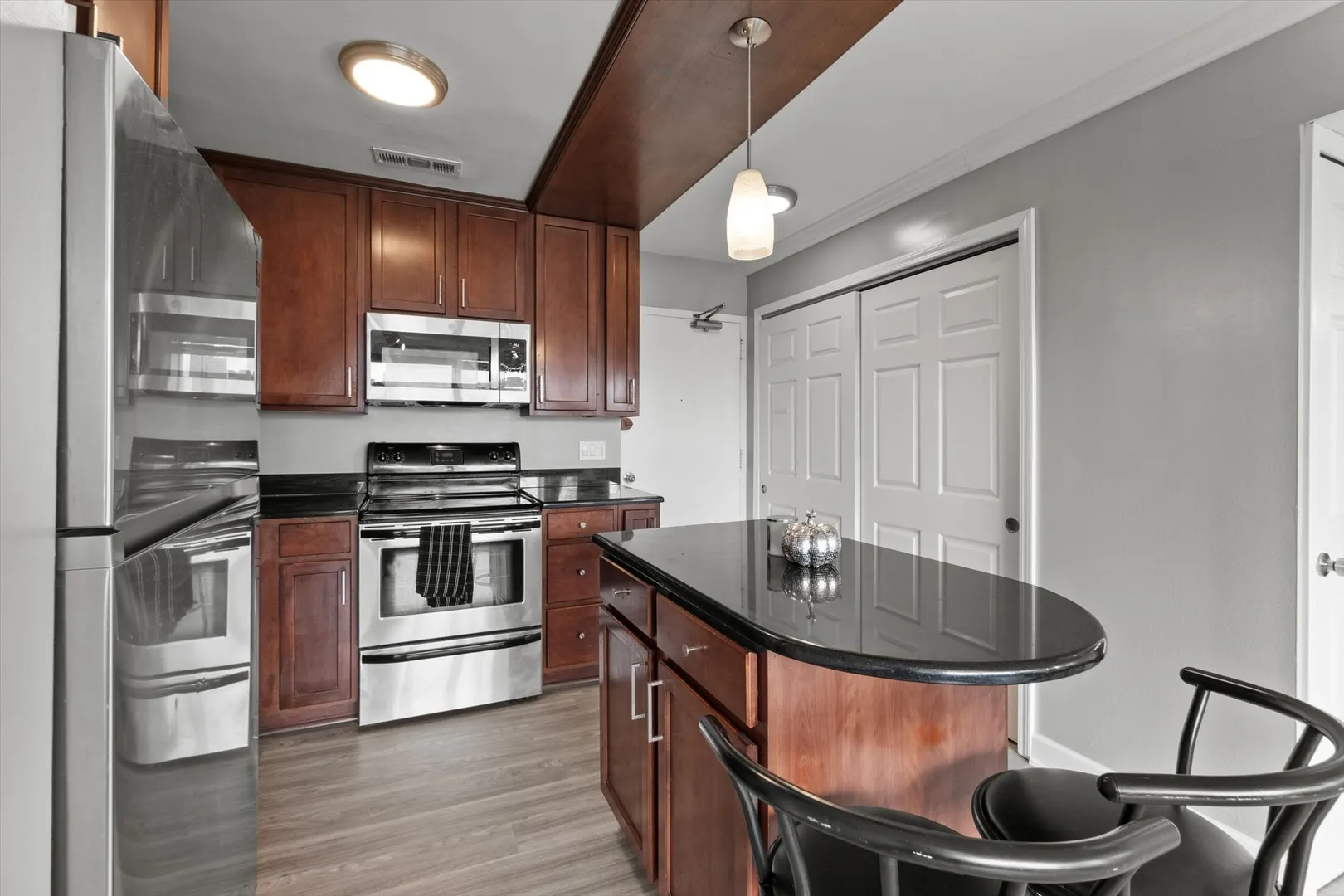 1360 N Sandburg Terrace 2909C IL