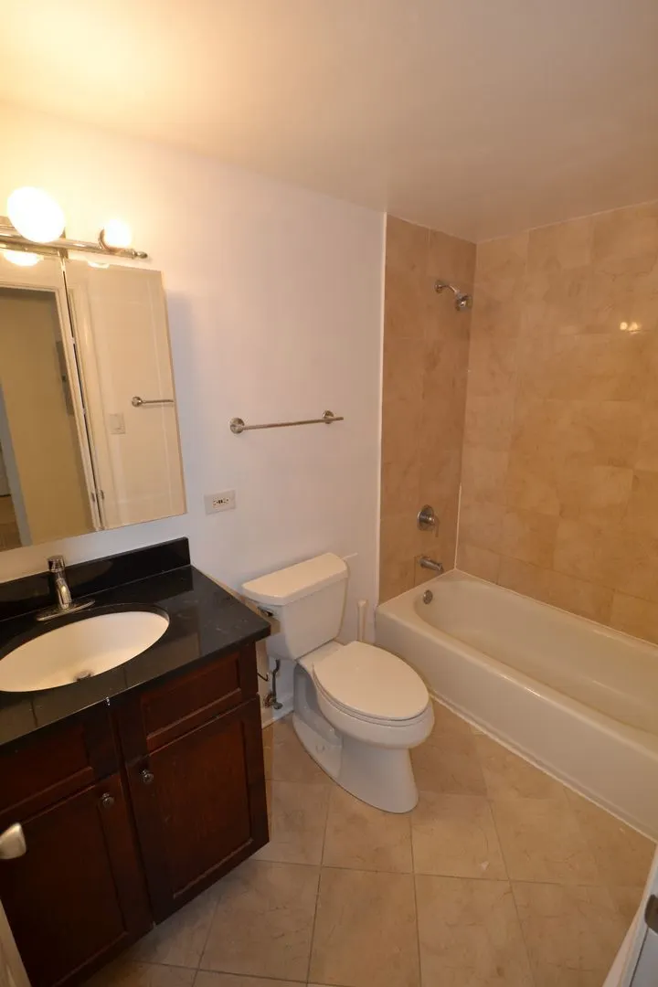 4180 N Marine Drive 811 IL