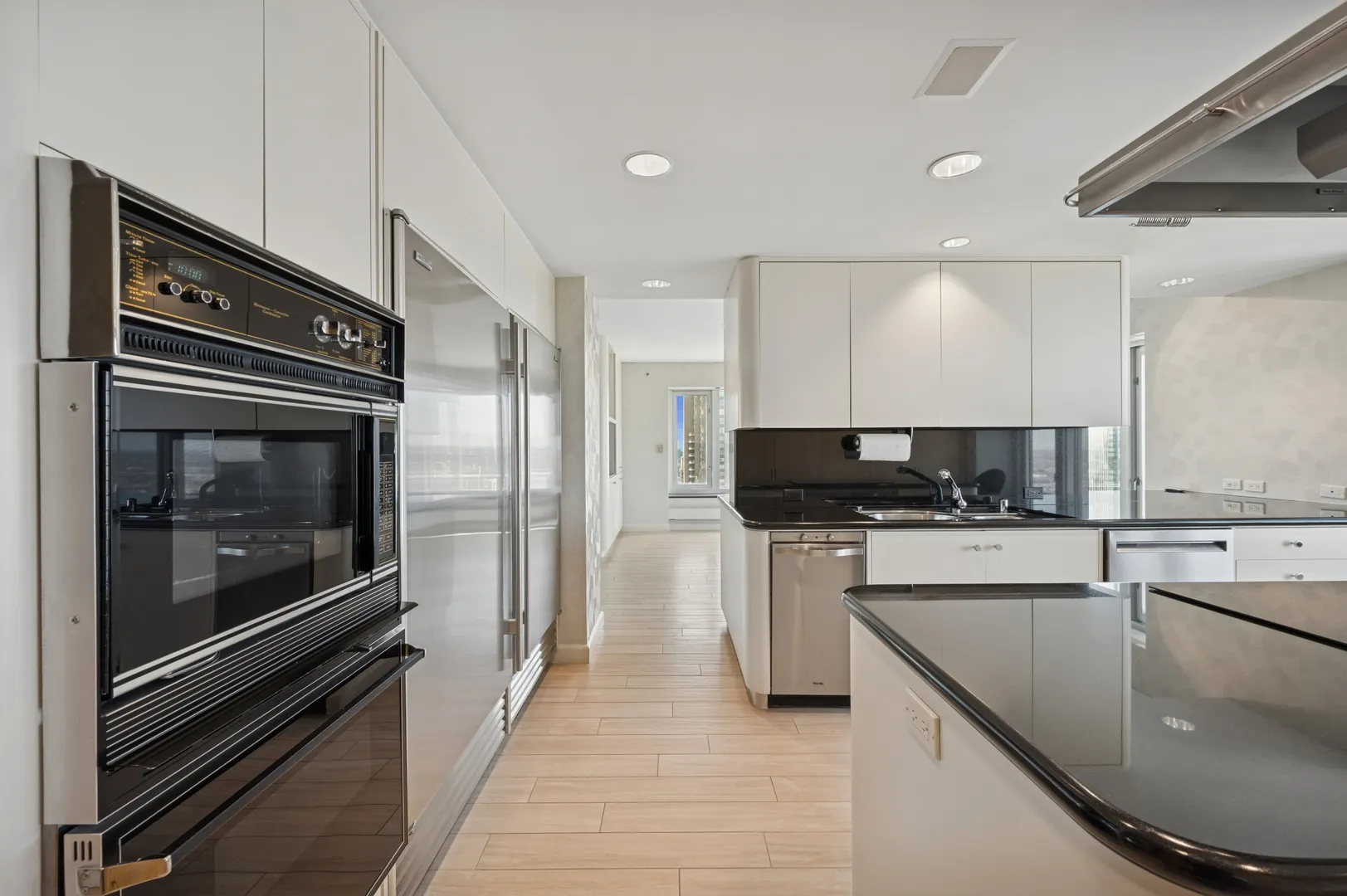 132 E Delaware Place 5201 IL
