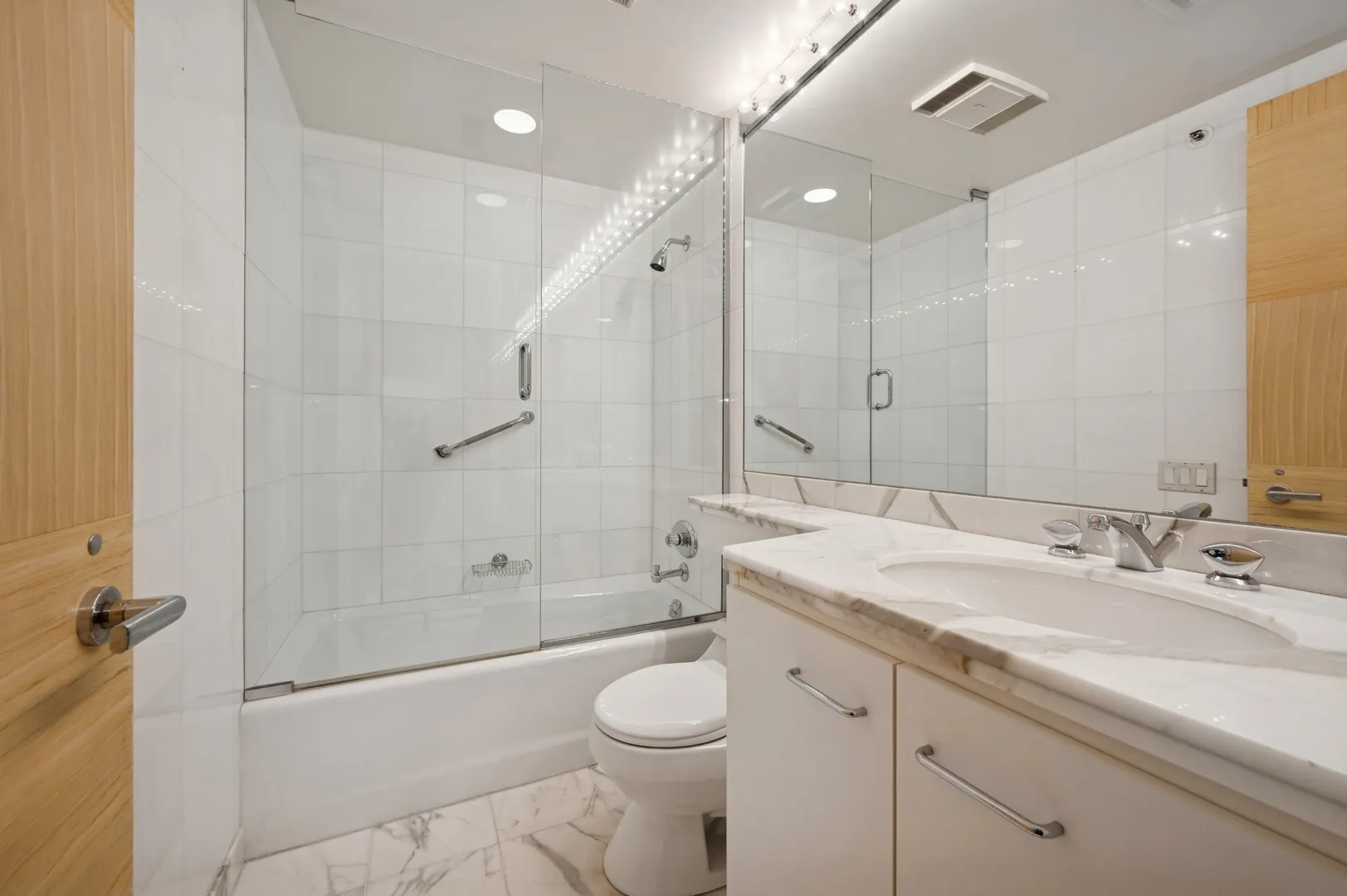 132 E Delaware Place 5201 IL