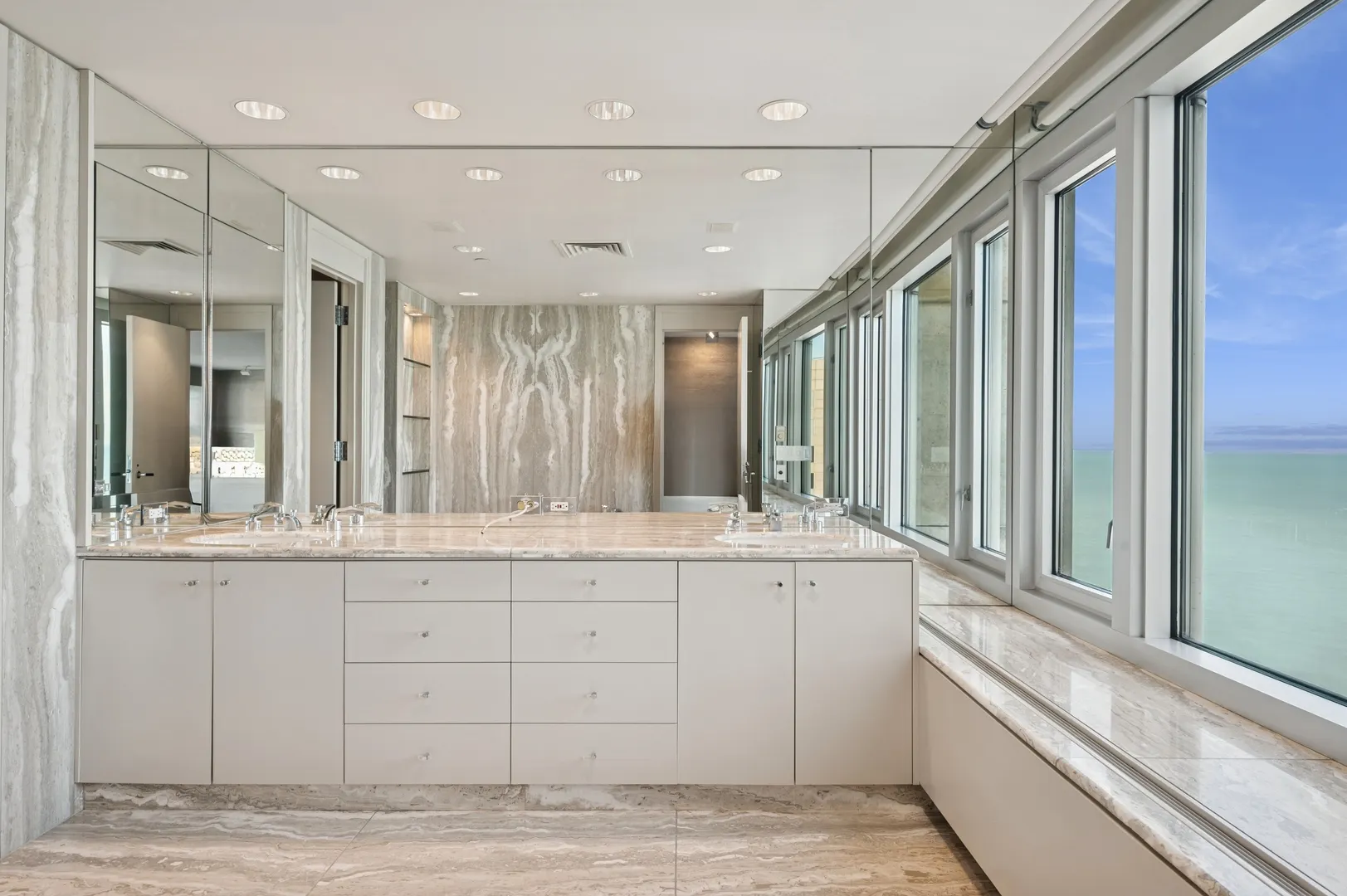 132 E Delaware Place 5201 IL