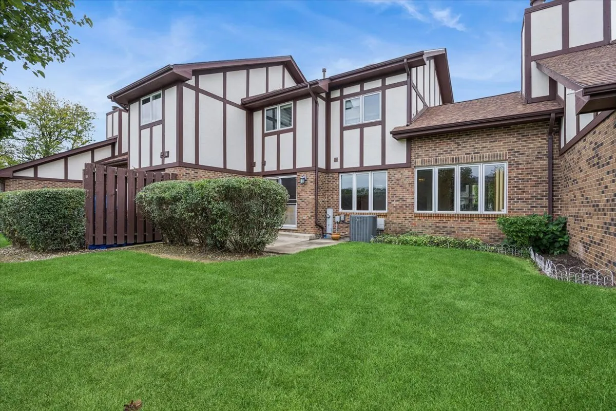 8909 Silverdale Drive 5C IL