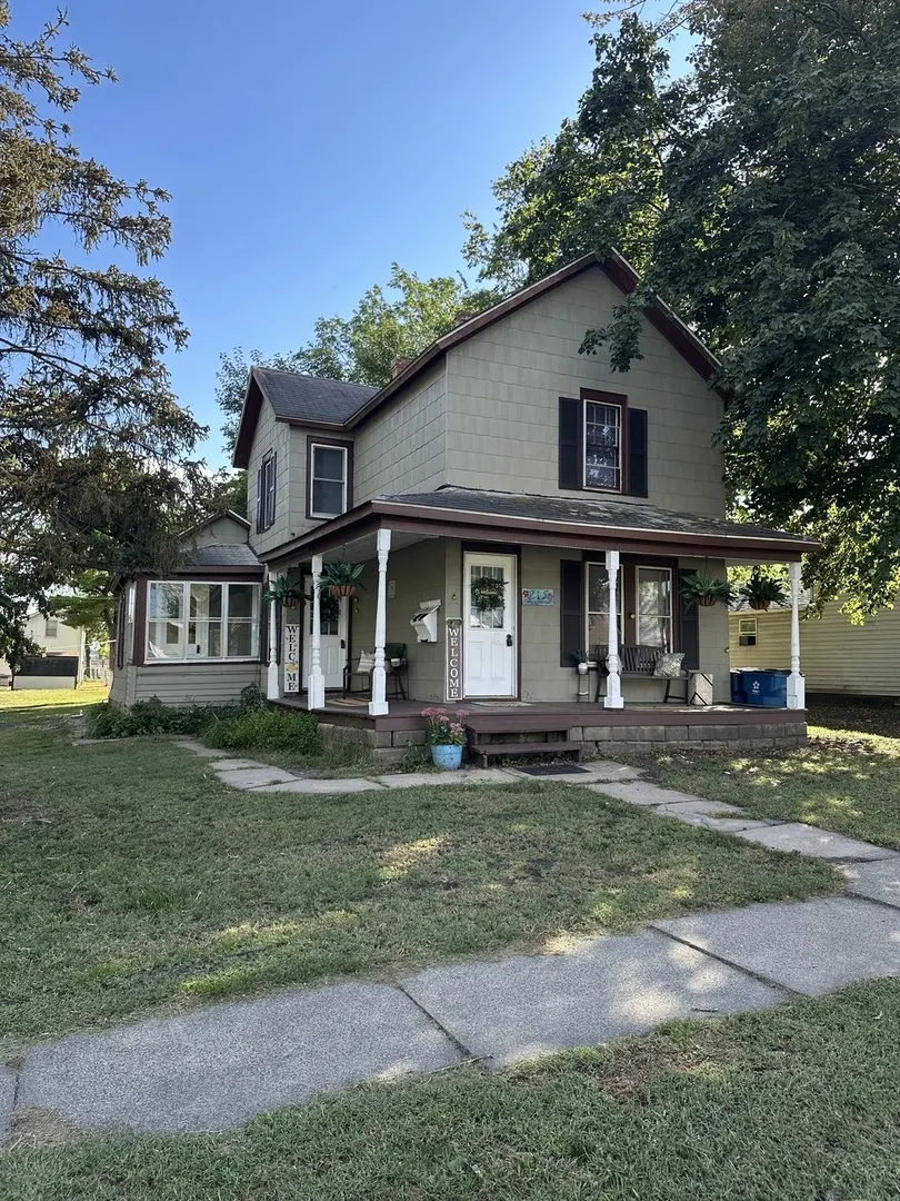 215 E Waupansie Street IL