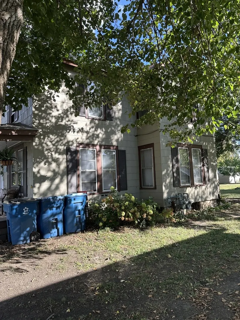 215 E Waupansie Street IL