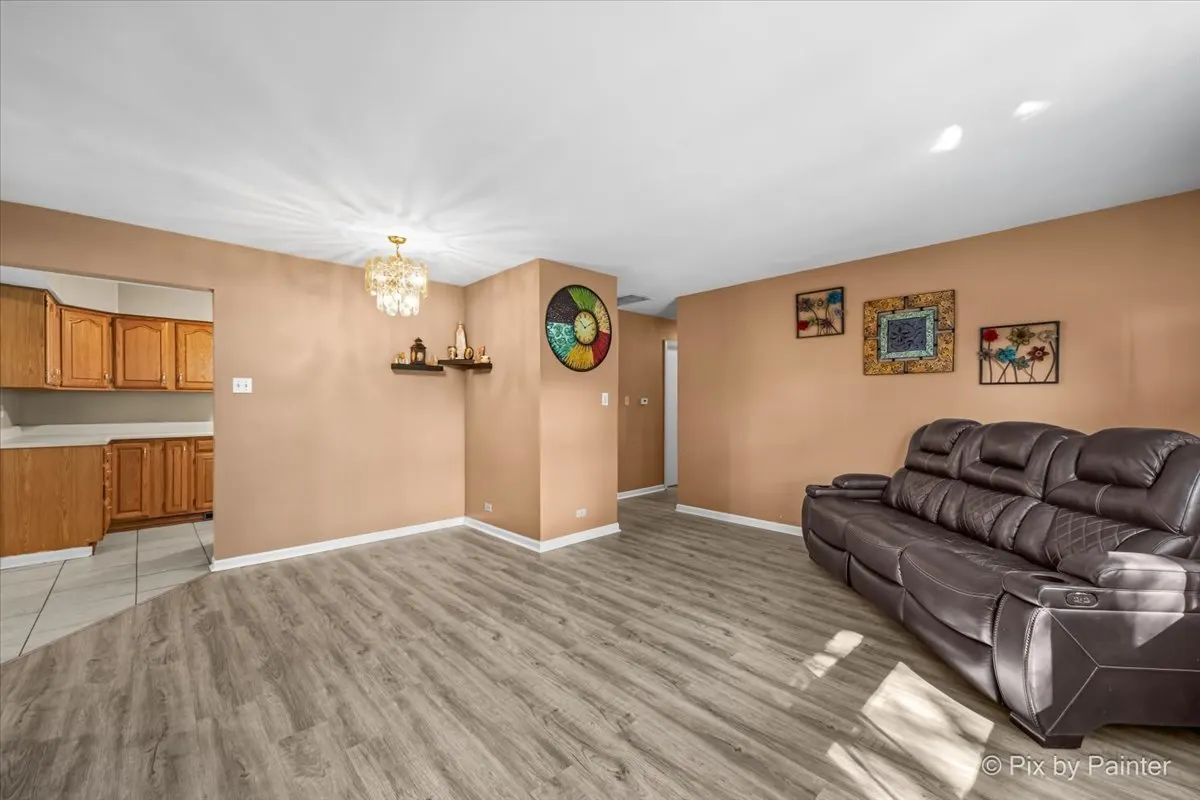 1103 LAWRENCE Avenue IL