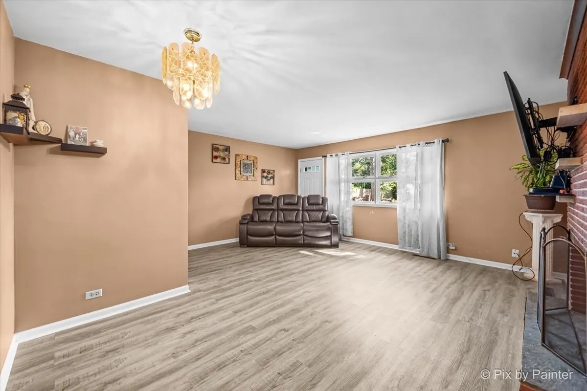 1103 LAWRENCE Avenue IL