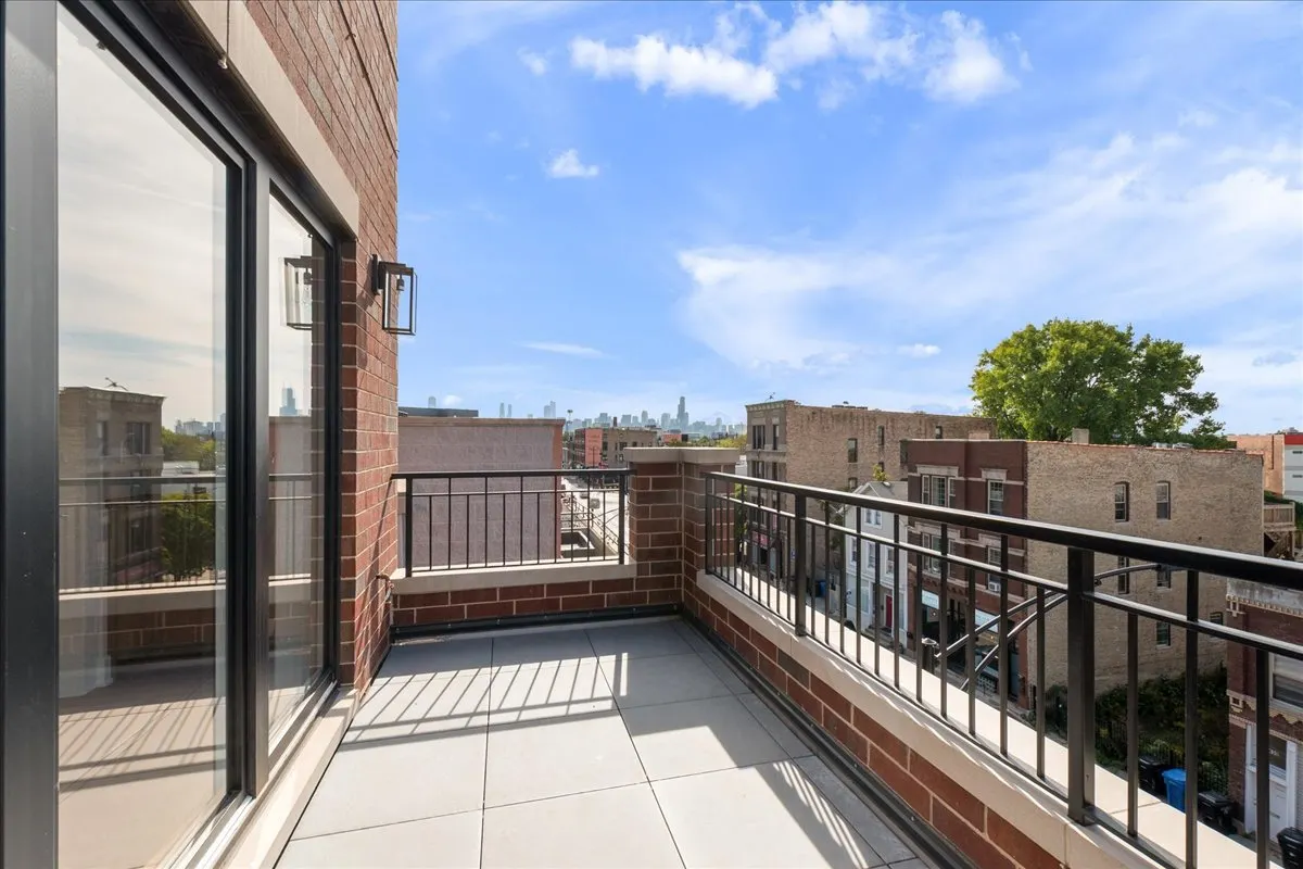 2437 N Clybourn Avenue 2N IL
