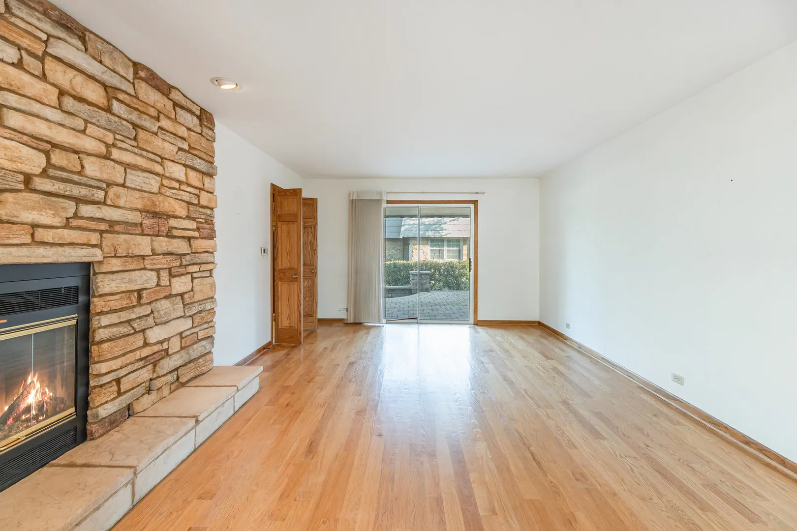 648 Dauphine Court F IL