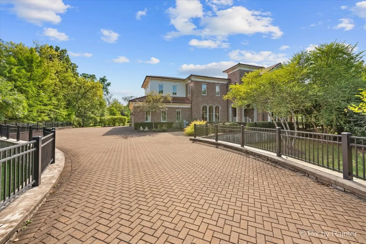 27 W Onwentsia Road IL