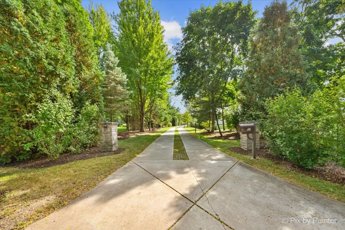 27 W Onwentsia Road IL