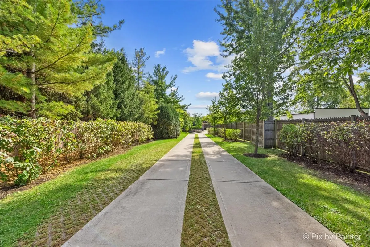 27 W Onwentsia Road IL